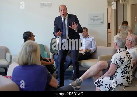 Der Prince of Wales, in seiner Rolle als Präsident des Royal Marsden NHS Foundation Trust, trifft Patienten während eines Besuchs, um das Forschungs- und Behandlungszentrum des Oak Cancer Centre im Royal Marsden Hospital in Sutton, Surrey, zu eröffnen. Foto: Donnerstag, 8. Juni 2023. Stockfoto