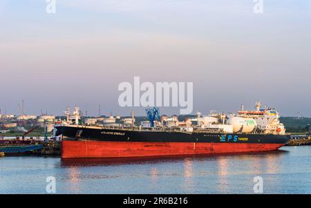 Sonnenaufgang über Gasschiffen und Esso Oil Terminal, Southampton, Hampshire, England Stockfoto