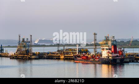 Sonnenaufgang über Gasschiffen und Esso Oil Terminal, Southampton, Hampshire, England Stockfoto