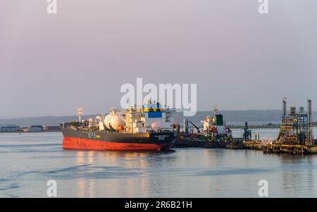 Sonnenaufgang über Gasschiffen und Esso Oil Terminal, Southampton, Hampshire, England Stockfoto