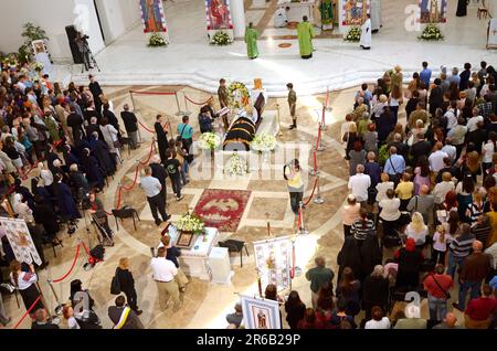 Eine Menschenmenge Gemeindemitglieder verabschiedet sich zuletzt von den Verstorbenen. Beerdigung von Liubomyr Huzar, dem größten Erzbischof der ukrainischen katholischen Kirche. Mai 5 Stockfoto