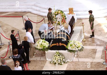 Eine Menschenmenge Gemeindemitglieder verabschiedet sich zuletzt von den Verstorbenen. Beerdigung von Liubomyr Huzar, dem größten Erzbischof der ukrainischen katholischen Kirche. Mai 5 Stockfoto