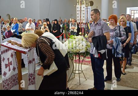 Eine Menschenmenge Gemeindemitglieder verabschiedet sich zuletzt von den Verstorbenen. Beerdigung von Liubomyr Huzar, dem größten Erzbischof der ukrainischen katholischen Kirche. Mai 5 Stockfoto