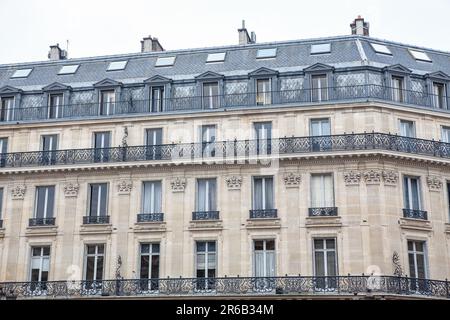Typisch französisches Wohngebäude in Paris Stockfoto