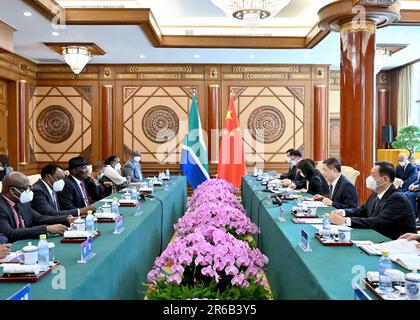 Peking, China. 8. Juni 2023. Der chinesische Staatsrat und Minister für öffentliche Sicherheit Wang Xiaohong treffen am 8. Juni 2023 in Peking, der chinesischen Hauptstadt, mit dem südafrikanischen Polizeiminister Bheki Cele zusammen. Kredit: Yue Yuewei/Xinhua/Alamy Live News Stockfoto