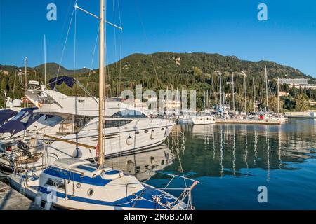Vergnügungsboote im Hafen im Dorf Benitses, Korfu Island, Griechenland Stockfoto