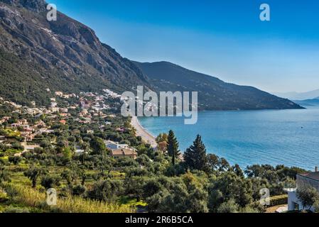 Mount Pantokrator Massiv über dem Ionischen Meer, Barbati Strand, Dorf Barbati, Insel Korfu, Griechenland Stockfoto