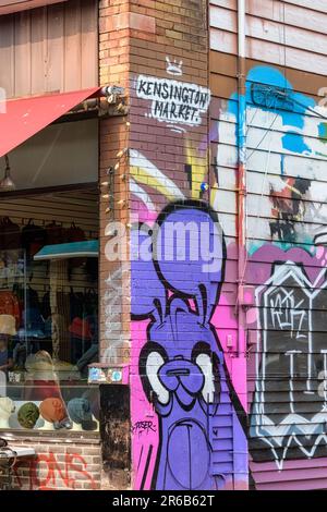 Toronto, Kanada - 4. Juni 2023: Eine Fassade mit Wandmalereien. „Kensington Market“ ist auf dem Gebäude eingraviert. Stockfoto