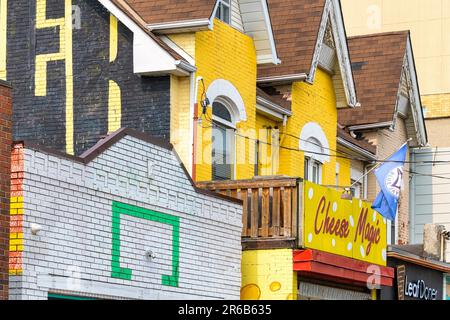 Toronto, Kanada - 4. Juni 2023: Kensington Market. Eine farbenfrohe Gebäudefassade mit einem Schild. Auf dem Schild steht Cheese Magic. Stockfoto