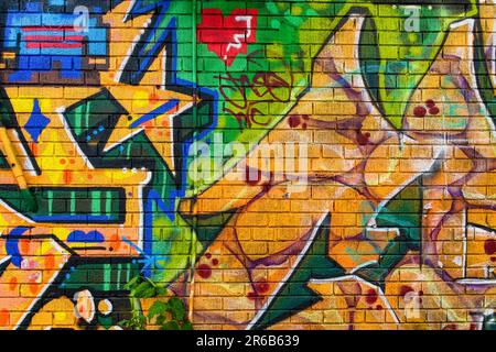 Toronto, Kanada - 4. Juni 2023: Kensington Market. Farbenfrohe Wandgemälde an einer Ziegelwand. Es sind keine Leute am Tatort. Stockfoto