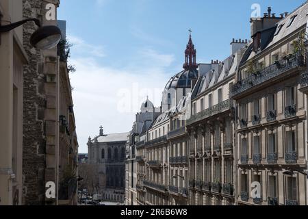 Rue Portalis, Blick auf die Stadt, mit der Kirche Saint-Augustin im Hintergrund Stockfoto