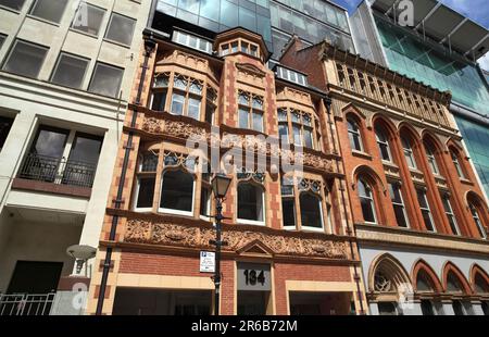 Alte Gebäudefassaden umgeben von moderner Architektur in der Edmund Street im Zentrum von Birmingham. Stockfoto