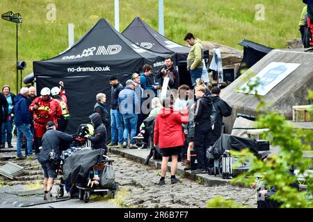 Stockton-on-Tees, Großbritannien. 08. Juni 2023. Heute wird der neue Krimi-Thriller von ITV „After the Flood“ mit Sophie Rundle, Philip Glenister, Lorraine Ashbourne, Nicholas Gleaves, Jonas Armstrong, Matt Stokoe, Jacqueline Boatswain und Anita Adam Gabay setzten ihre Arbeit auf dem Tees International Whitewater Course in Stockton on Tees fort. In dieser dramatischen Szene spielte Sophie Rundle die Figur, die ein Baby vor dem schnell fließenden Wasser rettete. Kredit: Teesside Snapper/Alamy Live News Stockfoto