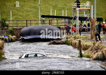 Stockton-on-Tees, Großbritannien. 08. Juni 2023. Heute wird der neue Krimi-Thriller von ITV „After the Flood“ mit Sophie Rundle, Philip Glenister, Lorraine Ashbourne, Nicholas Gleaves, Jonas Armstrong, Matt Stokoe, Jacqueline Boatswain und Anita Adam Gabay setzten ihre Arbeit auf dem Tees International Whitewater Course in Stockton on Tees fort. In dieser dramatischen Szene spielte Sophie Rundle die Figur, die ein Baby vor dem schnell fließenden Wasser rettete. Kredit: Teesside Snapper/Alamy Live News Stockfoto