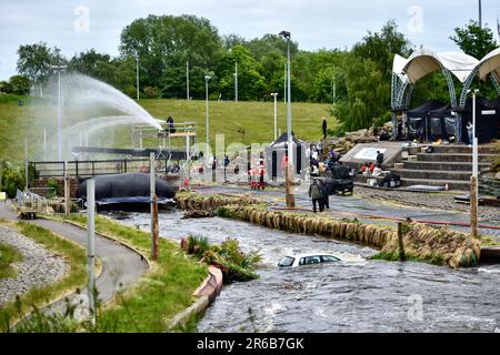 Stockton-on-Tees, Großbritannien. 08. Juni 2023. Heute wird der neue Krimi-Thriller von ITV „After the Flood“ mit Sophie Rundle, Philip Glenister, Lorraine Ashbourne, Nicholas Gleaves, Jonas Armstrong, Matt Stokoe, Jacqueline Boatswain und Anita Adam Gabay setzten ihre Arbeit auf dem Tees International Whitewater Course in Stockton on Tees fort. In dieser dramatischen Szene spielte Sophie Rundle die Figur, die ein Baby vor dem schnell fließenden Wasser rettete. Kredit: Teesside Snapper/Alamy Live News Stockfoto