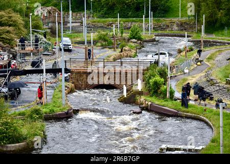 Stockton-on-Tees, Großbritannien. 08. Juni 2023. Dreharbeiten von ITV's neuem mysteriösen Thriller „After the Flood“ mit Sophie Rundle, Philip Glenister, Lorraine Ashbourne, Nicholas Gleaves, Jonas Armstrong, Matt Stokoe, Jacqueline Boatswain und Anita Adam Gabay setzten ihre Arbeit auf dem Tees International Whitewater Course in Stockton on Tees fort. In dieser dramatischen Szene spielte Sophie Rundle die Figur, die ein Baby vor dem schnell fließenden Wasser rettete. Kredit: Teesside Snapper/Alamy Live News Stockfoto