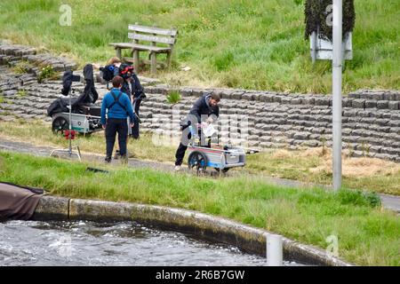 Stockton-on-Tees, Großbritannien. 08. Juni 2023. Heute wird der neue Krimi-Thriller von ITV „After the Flood“ mit Sophie Rundle, Philip Glenister, Lorraine Ashbourne, Nicholas Gleaves, Jonas Armstrong, Matt Stokoe, Jacqueline Boatswain und Anita Adam Gabay setzten ihre Arbeit auf dem Tees International Whitewater Course in Stockton on Tees fort. In dieser dramatischen Szene spielte Sophie Rundle die Figur, die ein Baby vor dem schnell fließenden Wasser rettete. Kredit: Teesside Snapper/Alamy Live News Stockfoto