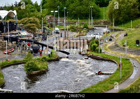 Stockton-on-Tees, Großbritannien. 08. Juni 2023. Heute wird der neue Krimi-Thriller von ITV „After the Flood“ mit Sophie Rundle, Philip Glenister, Lorraine Ashbourne, Nicholas Gleaves, Jonas Armstrong, Matt Stokoe, Jacqueline Boatswain und Anita Adam Gabay setzten ihre Arbeit auf dem Tees International Whitewater Course in Stockton on Tees fort. In dieser dramatischen Szene spielte Sophie Rundle die Figur, die ein Baby vor dem schnell fließenden Wasser rettete. Kredit: Teesside Snapper/Alamy Live News Stockfoto