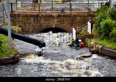 Stockton-on-Tees, Großbritannien. 08. Juni 2023. Heute wird der neue Krimi-Thriller von ITV „After the Floods“ mit Sophie Rundle (in Polizeiuniform abgebildet), Philip Glenister, Lorraine Ashbourne, Nicholas Gleaves, Jonas Armstrong, Matt Stokoe, Jacqueline Boatswain und Anita Adam Gabay setzten ihre Arbeit auf dem Tees International Whitewater Course in Stockton on Tees fort. In dieser dramatischen Szene spielte Sophie Rundle die Figur, die ein Baby vor dem schnell fließenden Wasser rettete. Kredit: Teesside Snapper/Alamy Live News Stockfoto