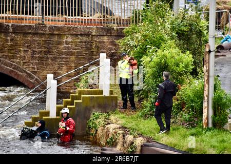 Stockton-on-Tees, Großbritannien. Juni 2023. Sophie Rundle wurde heute (in Polizeiuniform) als Dreharbeiten von ITV’s neuem Krimi „After the Flood“ mit Sophie Rundle, Philip Glenister, Lorraine Ashbourne, Nicholas Gleaves, Jonas Armstrong, Matt Stokoe, Jacqueline Boatswain und Anita Adam Gabay setzten ihre Arbeit auf dem Tees International Whitewater Course in Stockton on Tees fort. In dieser dramatischen Szene rettete Sophie Rundle ein Baby vor dem schnell fließenden Wasser. Quelle: Teesside Snapper/Alamy Live News Stockfoto