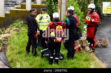 Stockton-on-Tees, Großbritannien. Juni 2023. Sophie Rundle wurde heute (in Polizeiuniform) als Dreharbeiten von ITV’s neuem Krimi „After the Flood“ mit Sophie Rundle, Philip Glenister, Lorraine Ashbourne, Nicholas Gleaves, Jonas Armstrong, Matt Stokoe, Jacqueline Boatswain und Anita Adam Gabay setzten ihre Arbeit auf dem Tees International Whitewater Course in Stockton on Tees fort. In dieser dramatischen Szene rettete Sophie Rundle ein Baby vor dem schnell fließenden Wasser. Quelle: Teesside Snapper/Alamy Live News Stockfoto