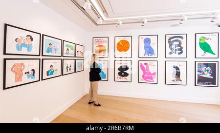 London, Großbritannien. 8. Juni 2023 Ein Mitarbeiter sieht sich Drucke in einer Vorschau von Werken in einer eigenständigen Online-Auktion an, die für Werke von David Shrigley vorgesehen ist, einschließlich Werken auf Papier, Drucke und Kombiwetten. Die Auktion findet am Phillips.com vom 7. Bis 14. Juni statt, wobei vom 10. Bis 12. Juni in den Londoner Galerien von Phillips auf dem Berkeley Square die wichtigsten Verkaufspunkte zu sehen sind. Kredit: Stephen Chung / Alamy Live News Stockfoto