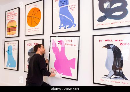 London, Großbritannien. 8. Juni 2023 Ein Techniker hängt einen Druck bei einer Vorschau von Werken in einer eigenständigen Online-Auktion für Werke von David Shrigley auf, einschließlich Arbeiten auf Papier, Drucke und Kombiwetten. Die Auktion findet am Phillips.com vom 7. Bis 14. Juni statt, wobei vom 10. Bis 12. Juni in den Londoner Galerien von Phillips auf dem Berkeley Square die wichtigsten Verkaufspunkte zu sehen sind. Kredit: Stephen Chung / Alamy Live News Stockfoto