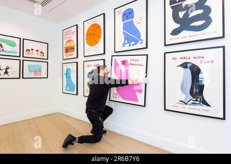 London, Großbritannien. 8. Juni 2023 Ein Techniker hängt einen Druck bei einer Vorschau von Werken in einer eigenständigen Online-Auktion für Werke von David Shrigley auf, einschließlich Arbeiten auf Papier, Drucke und Kombiwetten. Die Auktion findet am Phillips.com vom 7. Bis 14. Juni statt, wobei vom 10. Bis 12. Juni in den Londoner Galerien von Phillips auf dem Berkeley Square die wichtigsten Verkaufspunkte zu sehen sind. Kredit: Stephen Chung / Alamy Live News Stockfoto
