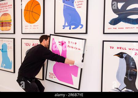 London, Großbritannien. 8. Juni 2023 Ein Techniker hängt einen Druck bei einer Vorschau von Werken in einer eigenständigen Online-Auktion für Werke von David Shrigley auf, einschließlich Arbeiten auf Papier, Drucke und Kombiwetten. Die Auktion findet am Phillips.com vom 7. Bis 14. Juni statt, wobei vom 10. Bis 12. Juni in den Londoner Galerien von Phillips auf dem Berkeley Square die wichtigsten Verkaufspunkte zu sehen sind. Kredit: Stephen Chung / Alamy Live News Stockfoto