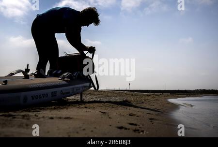 AMSTERDAM - Plastic Soup Surfer Merijn Tinga vor seinem 1800km 30-tägigen Surfausflug von Oslo nach London, wo er den britischen Umweltminister trifft. Ziel der Reise ist es, schnell eine Kaution in Großbritannien einzuführen. ANP KOEN VAN WEEL niederlande raus - belgien raus Stockfoto