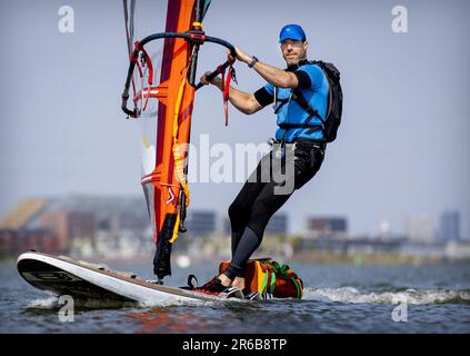 AMSTERDAM - Plastic Soup Surfer Merijn Tinga vor seinem 1800km 30-tägigen Surfausflug von Oslo nach London, wo er den britischen Umweltminister trifft. Ziel der Reise ist es, schnell eine Kaution in Großbritannien einzuführen. ANP KOEN VAN WEEL niederlande raus - belgien raus Stockfoto