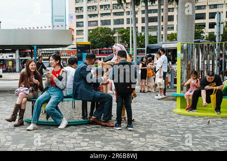 Hongkong, China. 8. Juni 2023. Touristen sitzen und ruhen sich am Tsim Sha Tsui Star Fähranleger aus. (Kreditbild: © Keith Tsuji/ZUMA Press Wire) NUR REDAKTIONELLE VERWENDUNG! Nicht für den kommerziellen GEBRAUCH! Stockfoto