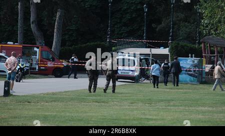 Annecy, Frankreich. 08. Juni 2023. Kredit: PHOTOPQR/LE DAUPHINE/Tom PHAM VAN SUU ; Annecy ; 08/06/2023 ; Attaque au couteau sur le Pâquier Attaque au couteau à Annecy : sept blessés, dont Six enfants, un homme interpellé UN homme a été interpellé, ce jeceuque au coutomé é à personén-Savén-Annecé (davoir couté). Sechs Enfants en Bas âge Figent parmi les victimes. Messerangriff in Annecy: Sieben Verletzte, darunter sechs Kinder, ein Mann verhaftete Oung-Kinder gehören zu den Opfern. Kredit: MAXPPP/Alamy Live News Stockfoto