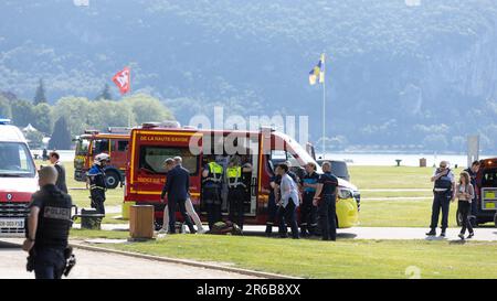 Annecy, Frankreich. 08. Juni 2023. Kredit: PHOTOPQR/LE DAUPHINE/Grégory YETCHMENIZA; Annecy; 08/06/2023; Messerangriff in Annecy: Sieben Verletzte, darunter sechs Kinder, ein Mann hat Oung-Kinder verhaftet.Messerangriff in Annecy: Sieben Verletzte, darunter sechs Kinder, ein Mann verhaftet Kredit: MAXPPP/Alamy Live News Stockfoto