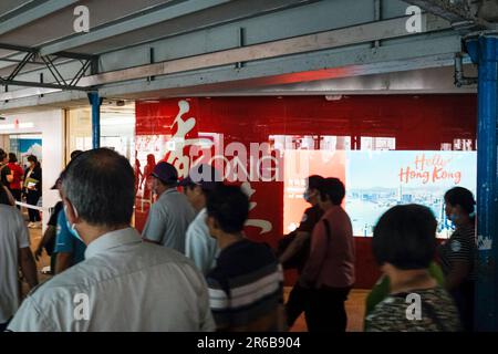 Hongkong, China. 8. Juni 2023. Touristenpass am Fähranleger Tsim Sha Tsui Star. (Kreditbild: © Keith Tsuji/ZUMA Press Wire) NUR REDAKTIONELLE VERWENDUNG! Nicht für den kommerziellen GEBRAUCH! Stockfoto