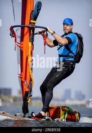 AMSTERDAM - Plastic Soup Surfer Merijn Tinga vor seinem 1800km 30-tägigen Surfausflug von Oslo nach London, wo er den britischen Umweltminister trifft. Ziel der Reise ist es, schnell eine Kaution in Großbritannien einzuführen. ANP KOEN VAN WEEL niederlande raus - belgien raus Stockfoto