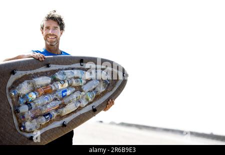 AMSTERDAM - Plastic Soup Surfer Merijn Tinga vor seinem 1800km 30-tägigen Surfausflug von Oslo nach London, wo er den britischen Umweltminister trifft. Ziel der Reise ist es, schnell eine Kaution in Großbritannien einzuführen. ANP KOEN VAN WEEL niederlande raus - belgien raus Stockfoto