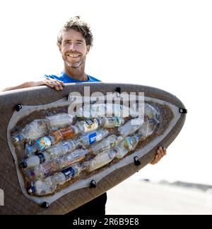 AMSTERDAM - Plastic Soup Surfer Merijn Tinga vor seinem 1800km 30-tägigen Surfausflug von Oslo nach London, wo er den britischen Umweltminister trifft. Ziel der Reise ist es, schnell eine Kaution in Großbritannien einzuführen. ANP KOEN VAN WEEL niederlande raus - belgien raus Stockfoto