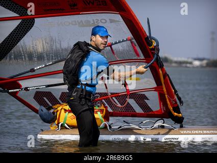 AMSTERDAM - Plastic Soup Surfer Merijn Tinga vor seinem 1800km 30-tägigen Surfausflug von Oslo nach London, wo er den britischen Umweltminister trifft. Ziel der Reise ist es, schnell eine Kaution in Großbritannien einzuführen. ANP KOEN VAN WEEL niederlande raus - belgien raus Stockfoto