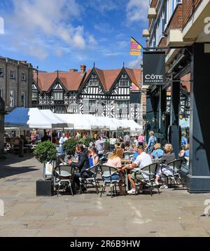 Gäste, die draußen essen und trinken, befinden sich auf dem Marktplatz im Stadtzentrum von Shrewsbury, Shropshire, England, Großbritannien Stockfoto