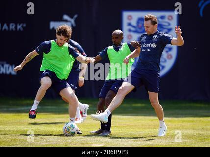 Tom Grennan, Sir Mo Farah und Tom Hiddleston aus England (links-rechts) während eines Trainings bei Champneys Tring vor dem Spiel Soccer Aid für UNICEF 2023 am Sonntag. Foto: Donnerstag, 8. Juni 2023. Stockfoto