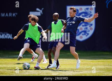 Tom Grennan, Sir Mo Farah und Tom Hiddleston aus England (links-rechts) während eines Trainings bei Champneys Tring vor dem Spiel Soccer Aid für UNICEF 2023 am Sonntag. Foto: Donnerstag, 8. Juni 2023. Stockfoto