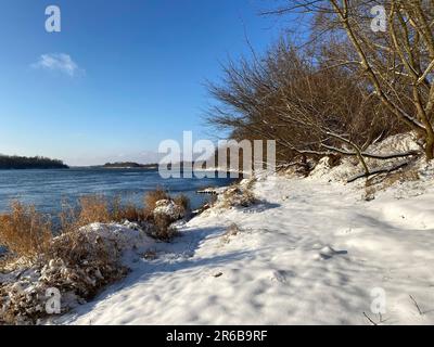 Eine malerische Winterlandschaft mit einer schneebedeckten Küste, der Weichsel in Polen Stockfoto