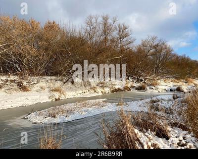 Eine malerische Winterlandschaft mit einer schneebedeckten Küste, der Weichsel in Polen Stockfoto