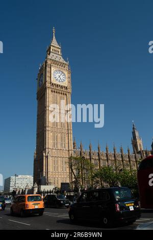 7. Juni 2023. London, Großbritannien. Schöner blauer Himmel über Big Ben in Westminster, London, während die Temperaturen an diesem Wochenende steigen werden. Das Met-Büro hat am Samstag eine gelbe Wetterwarnung für Gewitter herausgegeben. Kredit: Maureen McLean/Alamy Live News Stockfoto