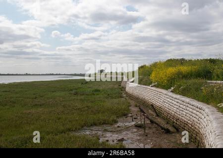 Sea Wall, aus Sandsäcken auf Two Tree Island, Essex, England, Vereinigtes Königreich Stockfoto