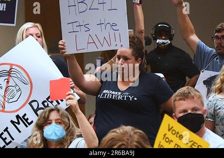 Viera, Usa. 07. Juni 2023. Ein Mitglied der Moms for Liberty protestiert während der COVID-19-Pandemie auf einer Sitzung des Schulrats des Bezirks Brevard in Viera gegen obligatorische Gesichtsmasken für Studenten. Das Southern Poverty Law Center (SPLC) bezeichnet in seinem am 6. Juni 2023 veröffentlichten Jahresbericht erstmals Moms for Liberty und 11 weitere rechtsgerichtete Gruppen von „Elternrechten“ als regierungsfeindliche extremistische Gruppen. (Foto: Paul Hennessy/SOPA Images/Sipa USA) Guthaben: SIPA USA/Alamy Live News Stockfoto