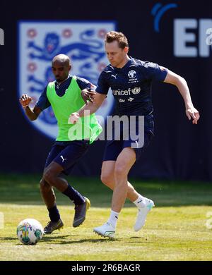 Englands Sir Mo Farah und Tom Hiddleston (links-rechts) während eines Trainings bei Champneys Tring vor der Fußballhilfe für das UNICEF 2023-Spiel am Sonntag. Foto: Donnerstag, 8. Juni 2023. Stockfoto