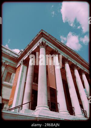 Die National Gallery vom Trafalgar Square, London, England, Großbritannien, GB aus gesehen. Stockfoto