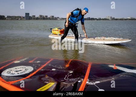 AMSTERDAM - Plastic Soup Surfer Merijn Tinga vor seinem 1800km 30-tägigen Surfausflug von Oslo nach London, wo er den britischen Umweltminister trifft. Ziel der Reise ist es, schnell eine Kaution in Großbritannien einzuführen. ANP KOEN VAN WEEL niederlande raus - belgien raus Stockfoto